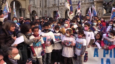 Scene from Ucraina, bambini del Sermig Torino consegnano a sindaco Lo Russo bandiera pace