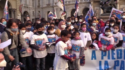 Scene from Ucraina, bambini del Sermig Torino consegnano a sindaco Lo Russo bandiera pace