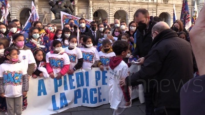 Scene from Ucraina, bambini del Sermig Torino consegnano a sindaco Lo Russo bandiera pace