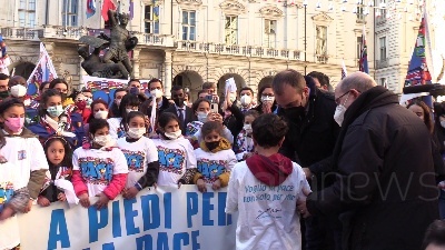 Scene from Ucraina, bambini del Sermig Torino consegnano a sindaco Lo Russo bandiera pace