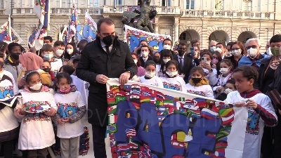 Scene from Ucraina, bambini del Sermig Torino consegnano a sindaco Lo Russo bandiera pace