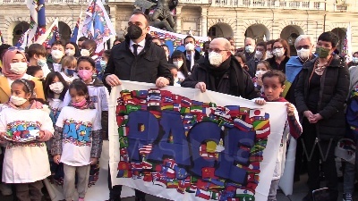 Scene from Ucraina, bambini del Sermig Torino consegnano a sindaco Lo Russo bandiera pace