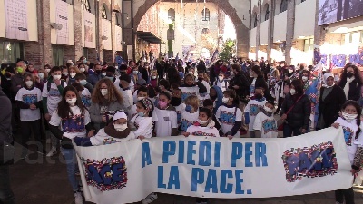 Scene from Ucraina, bambini del Sermig Torino consegnano a sindaco Lo Russo bandiera pace