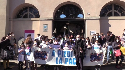 Scene from Ucraina, bambini del Sermig Torino consegnano a sindaco Lo Russo bandiera pace