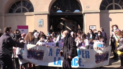 Scene from Ucraina, bambini del Sermig Torino consegnano a sindaco Lo Russo bandiera pace