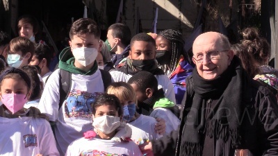 Scene from Ucraina, bambini del Sermig Torino consegnano a sindaco Lo Russo bandiera pace