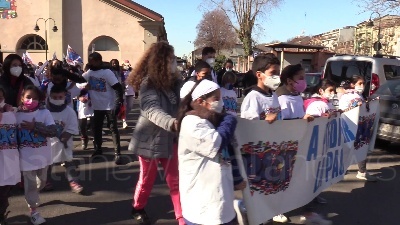 Scene from Ucraina, bambini del Sermig Torino consegnano a sindaco Lo Russo bandiera pace