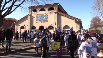 Scene from Ucraina, bambini del Sermig Torino consegnano a sindaco Lo Russo bandiera pace