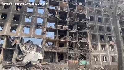 Scene from Ucraina, edifici distrutti e strade deserte: Mariupol a un mese dall'invasione russa