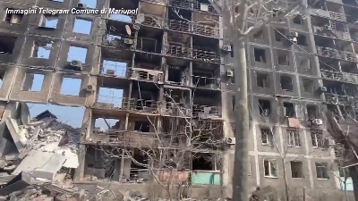 Scene from Ucraina, edifici distrutti e strade deserte: Mariupol a un mese dall'invasione russa