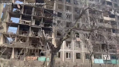 Scene from Ucraina, edifici distrutti e strade deserte: Mariupol a un mese dall'invasione russa