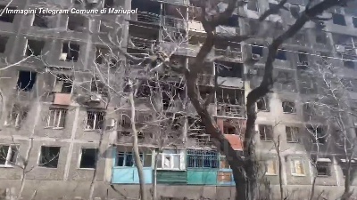 Scene from Ucraina, edifici distrutti e strade deserte: Mariupol a un mese dall'invasione russa