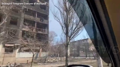 Scene from Ucraina, edifici distrutti e strade deserte: Mariupol a un mese dall'invasione russa