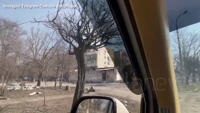 Scene from Ucraina, edifici distrutti e strade deserte: Mariupol a un mese dall'invasione russa