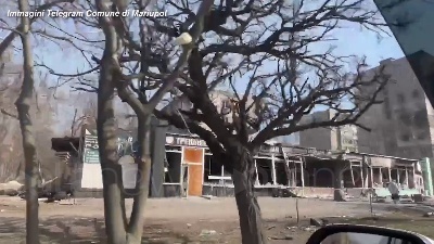 Scene from Ucraina, edifici distrutti e strade deserte: Mariupol a un mese dall'invasione russa