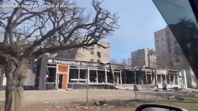 Scene from Ucraina, edifici distrutti e strade deserte: Mariupol a un mese dall'invasione russa