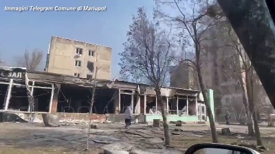 Scene from Ucraina, edifici distrutti e strade deserte: Mariupol a un mese dall'invasione russa