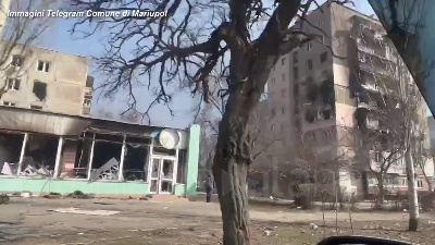 Scene from Ucraina, edifici distrutti e strade deserte: Mariupol a un mese dall'invasione russa
