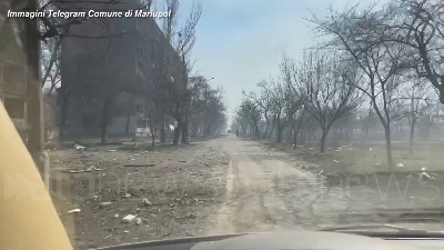 Scene from Ucraina, edifici distrutti e strade deserte: Mariupol a un mese dall'invasione russa