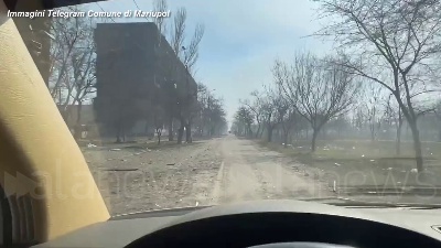 Scene from Ucraina, edifici distrutti e strade deserte: Mariupol a un mese dall'invasione russa