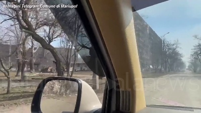 Scene from Ucraina, edifici distrutti e strade deserte: Mariupol a un mese dall'invasione russa