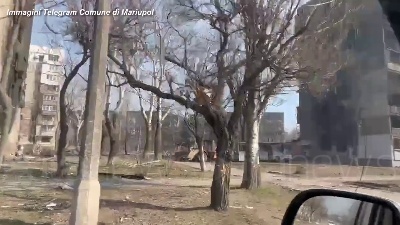 Scene from Ucraina, edifici distrutti e strade deserte: Mariupol a un mese dall'invasione russa