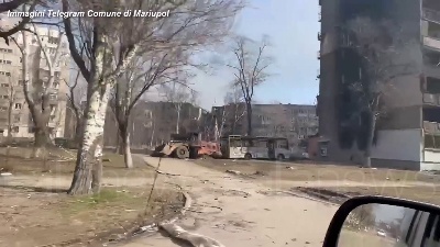 Scene from Ucraina, edifici distrutti e strade deserte: Mariupol a un mese dall'invasione russa