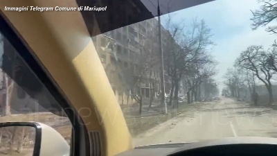 Scene from Ucraina, edifici distrutti e strade deserte: Mariupol a un mese dall'invasione russa