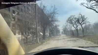 Scene from Ucraina, edifici distrutti e strade deserte: Mariupol a un mese dall'invasione russa