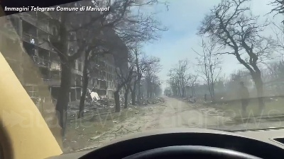 Scene from Ucraina, edifici distrutti e strade deserte: Mariupol a un mese dall'invasione russa