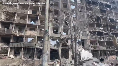 Scene from Ucraina, edifici distrutti e strade deserte: Mariupol a un mese dall'invasione russa