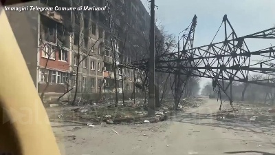 Scene from Ucraina, edifici distrutti e strade deserte: Mariupol a un mese dall'invasione russa