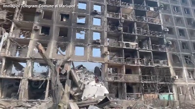 Scene from Ucraina, edifici distrutti e strade deserte: Mariupol a un mese dall'invasione russa