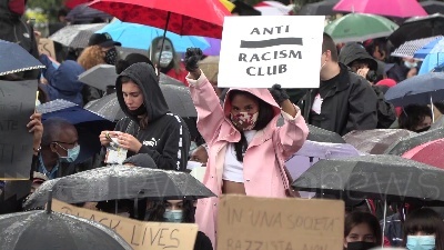 Scene from "Black lives matter", a Milano 8 minuti di silenzio per ricordare Geroge Floyd