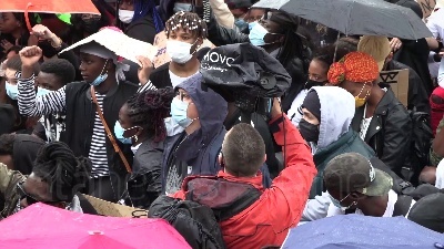 Scene from "Black lives matter", a Milano 8 minuti di silenzio per ricordare Geroge Floyd