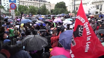 Scene from "Black lives matter", a Milano 8 minuti di silenzio per ricordare Geroge Floyd