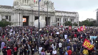 Scene from "Black lives matter", a Milano 8 minuti di silenzio per ricordare Geroge Floyd