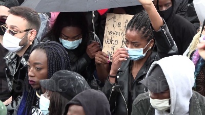 Scene from "Black lives matter", a Milano 8 minuti di silenzio per ricordare Geroge Floyd