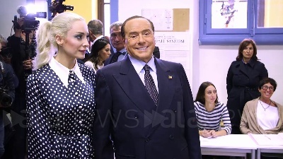 Scene from Elezioni, Berlusconi al voto a Milano insieme alla compagna Marta Fascina