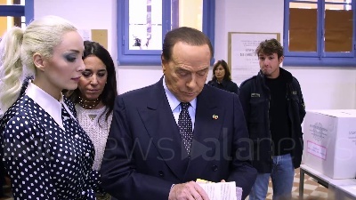 Scene from Elezioni, Berlusconi al voto a Milano insieme alla compagna Marta Fascina
