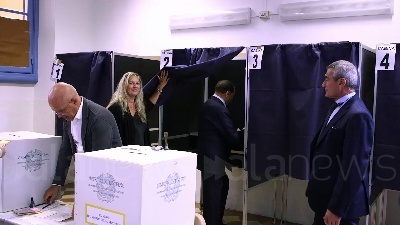 Scene from Elezioni, Berlusconi al voto a Milano insieme alla compagna Marta Fascina