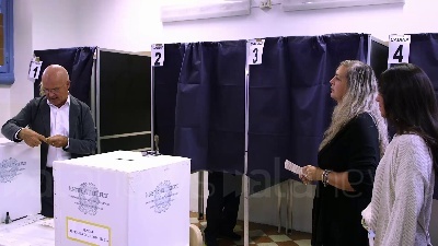 Scene from Elezioni, Berlusconi al voto a Milano insieme alla compagna Marta Fascina