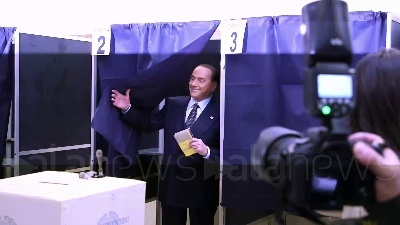 Scene from Elezioni, Berlusconi al voto a Milano insieme alla compagna Marta Fascina
