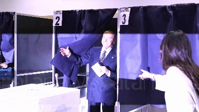 Scene from Elezioni, Berlusconi al voto a Milano insieme alla compagna Marta Fascina