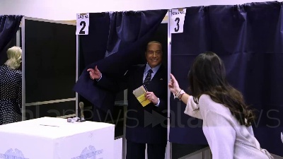 Scene from Elezioni, Berlusconi al voto a Milano insieme alla compagna Marta Fascina