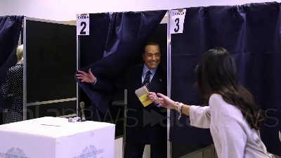 Scene from Elezioni, Berlusconi al voto a Milano insieme alla compagna Marta Fascina
