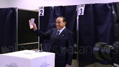 Scene from Elezioni, Berlusconi al voto a Milano insieme alla compagna Marta Fascina