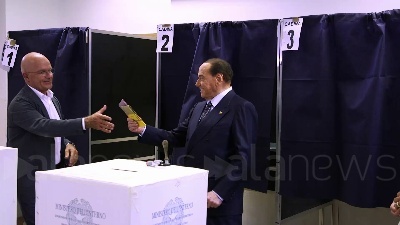 Scene from Elezioni, Berlusconi al voto a Milano insieme alla compagna Marta Fascina