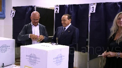 Scene from Elezioni, Berlusconi al voto a Milano insieme alla compagna Marta Fascina