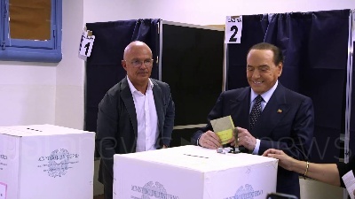 Scene from Elezioni, Berlusconi al voto a Milano insieme alla compagna Marta Fascina